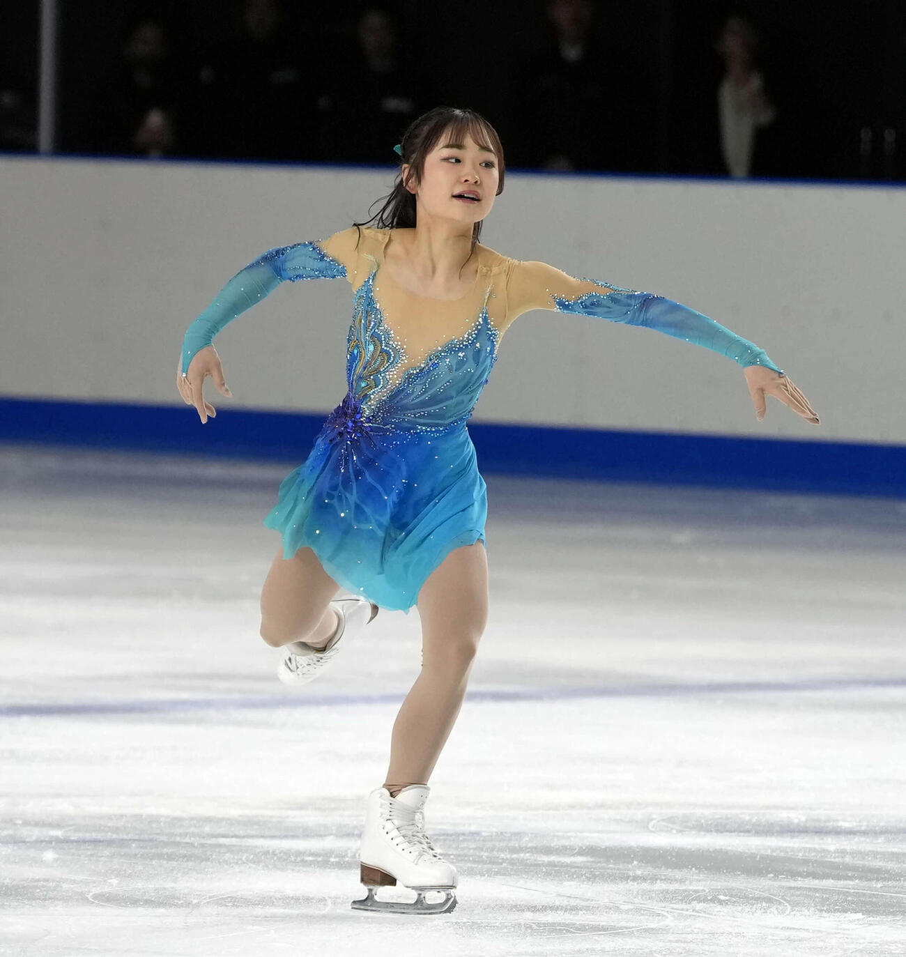 木下グループ入社式でパフォーマンスを披露する島田麻（撮影・小島史椰）