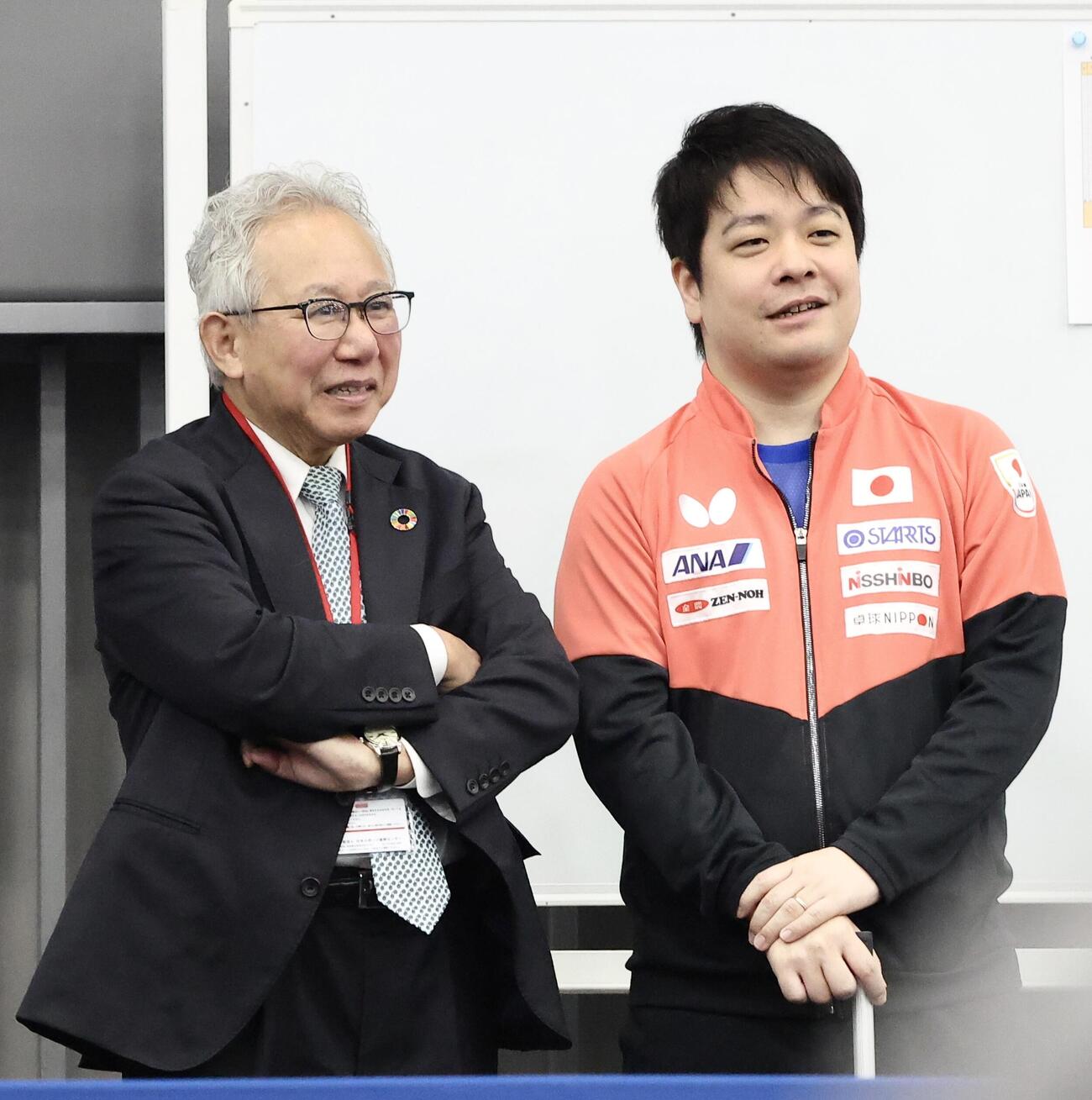 笑顔で言葉を交わす日本卓球協会河田会長（左）と男子日本代表岸川監督（撮影・河田真司）
