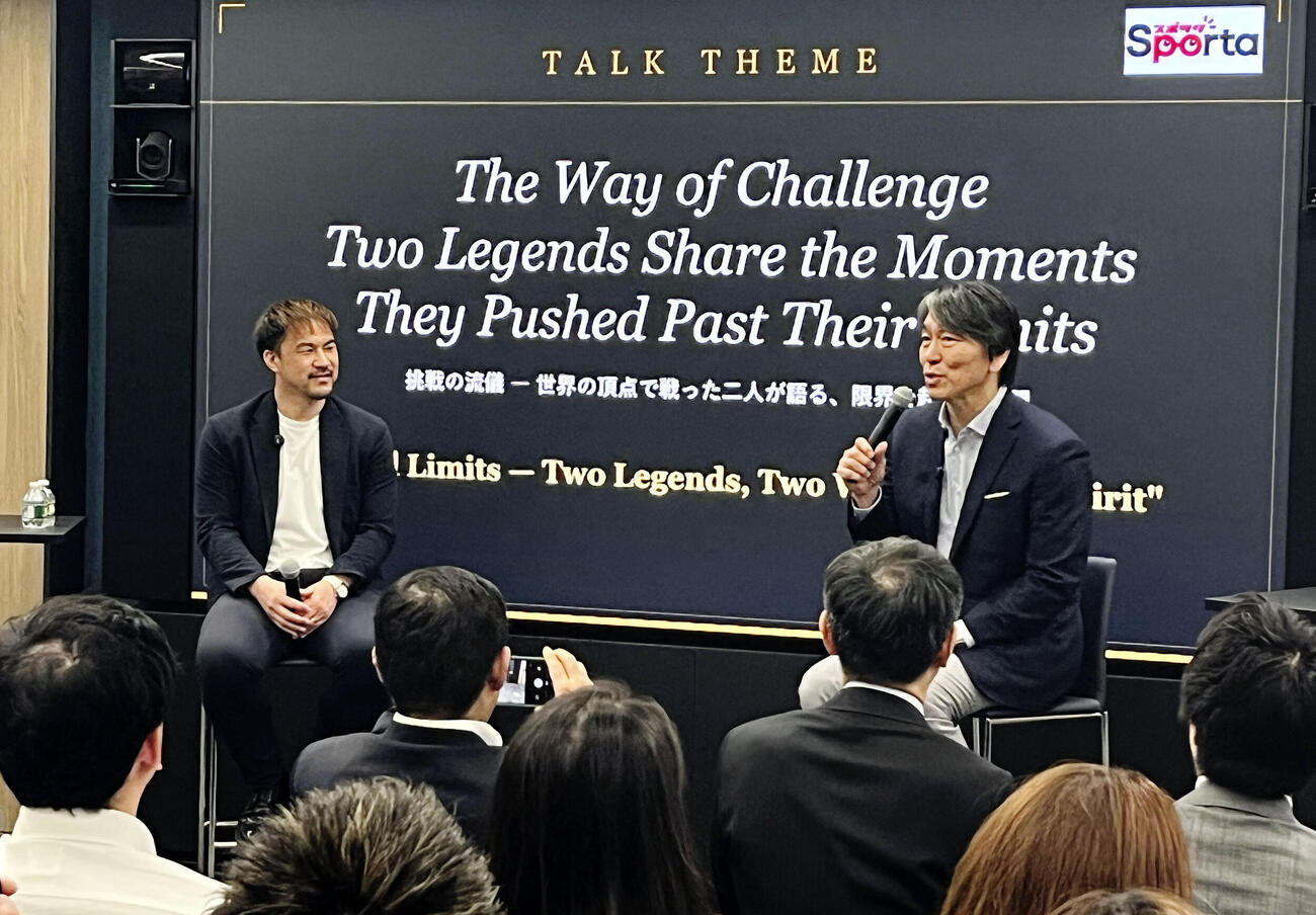 トークイベントで対談する松井秀喜さん（右）と岡崎慎司さん＝13日、ニューヨーク（共同）
