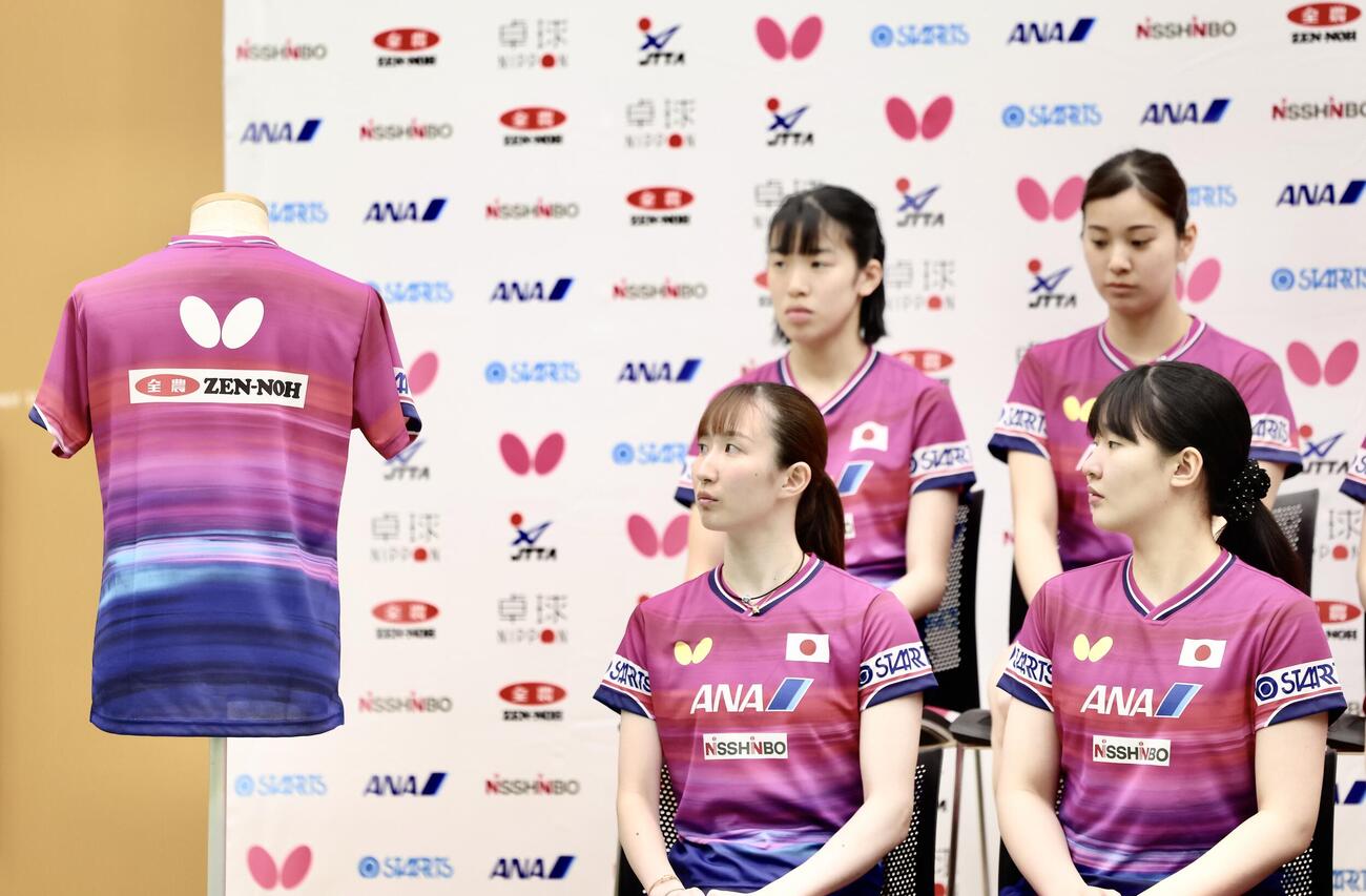 新ユニホームを見つめる早田（手前左）と張本美（撮影・河田真司）