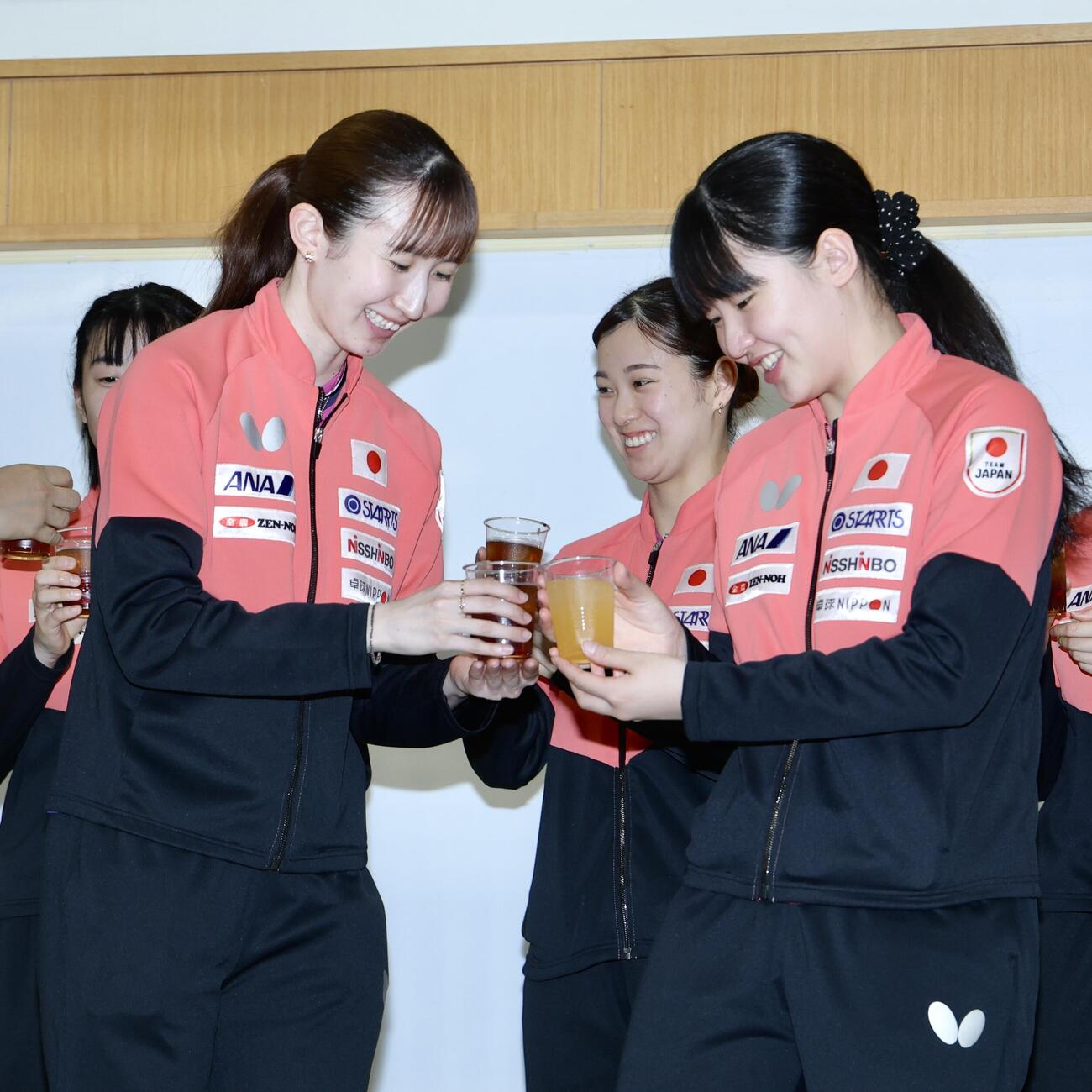 壮行会で乾杯する早田（左）と張本美（撮影・河田真司）