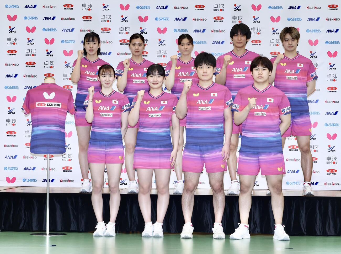 ガッツポーズで写真に納まる、前列左から早田、張本美、張本智、松島、後列左から面手、長崎、橋本、戸上、宇田（撮影・河田真司）