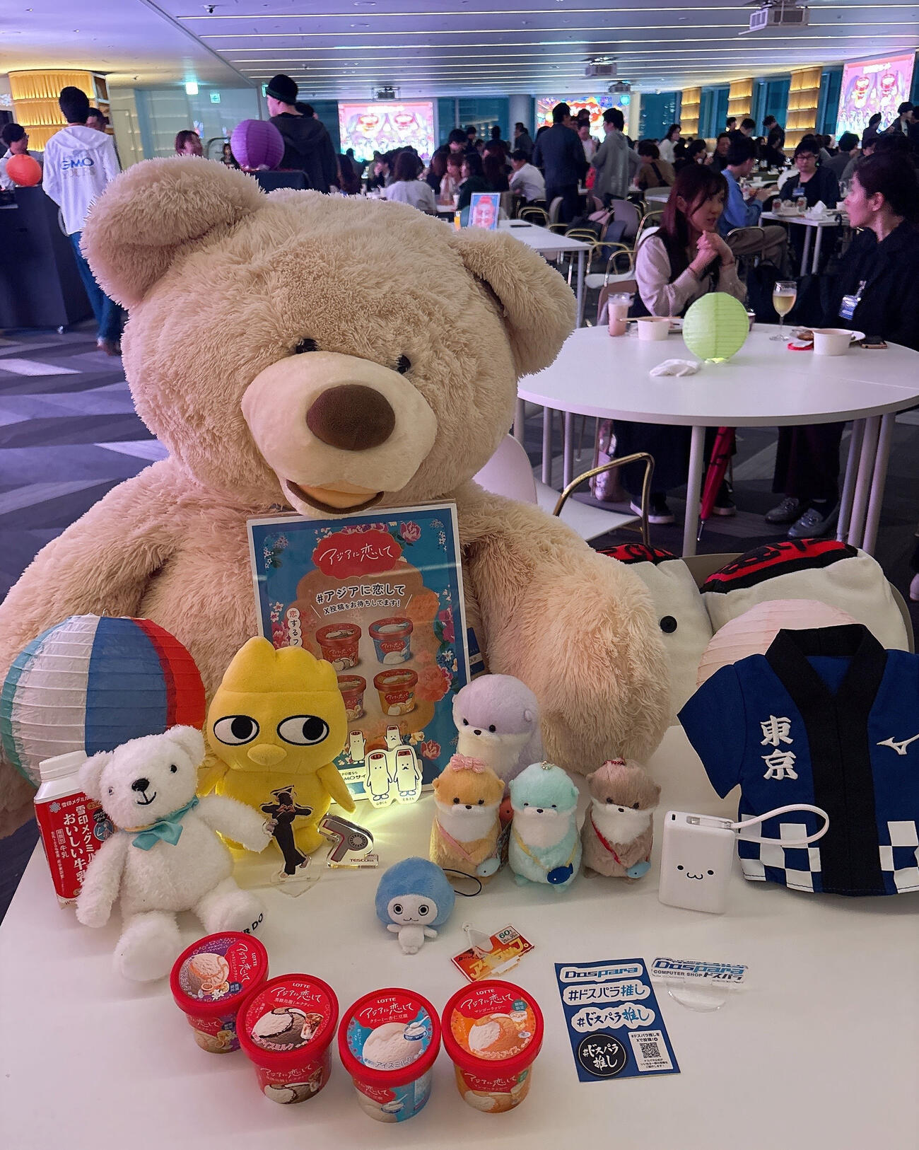 GMOサイン×ロッテの異色コラボ会場に並べられた企業公式グッズ各種