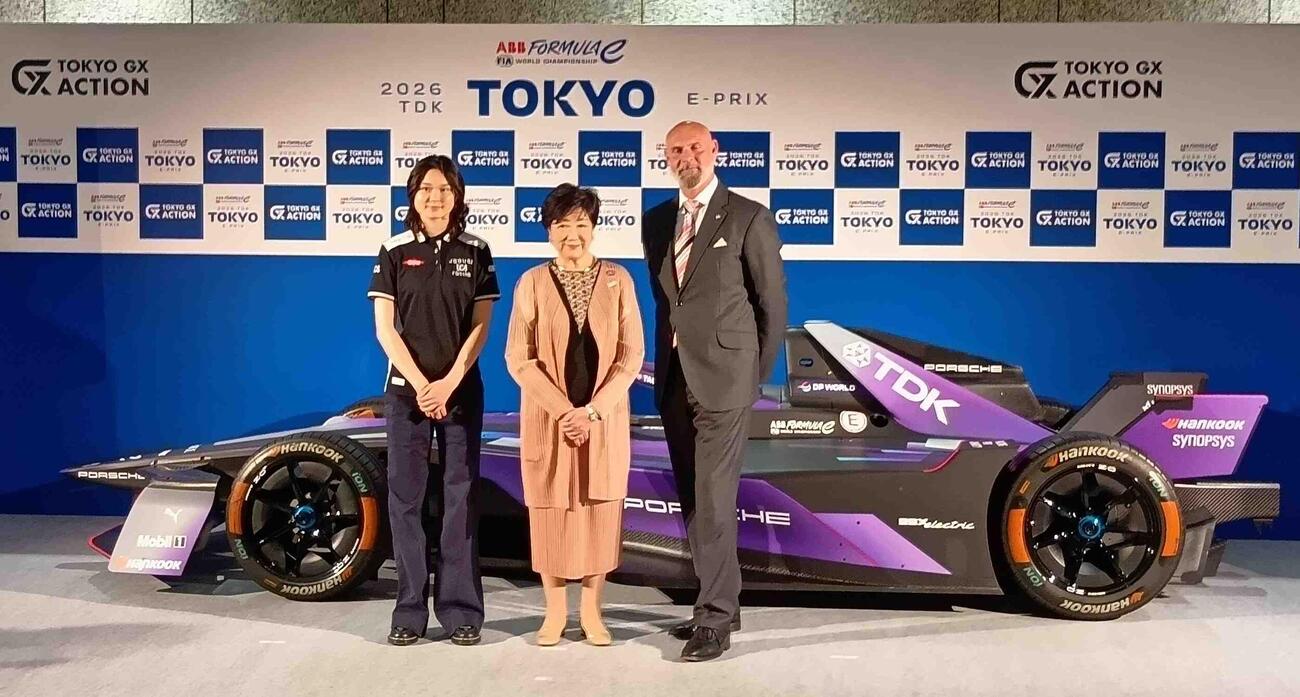 フォーミュラE東京大会のトークセッションに参加したJuju、小池百合子都知事、ジェフ・ドッズCEO