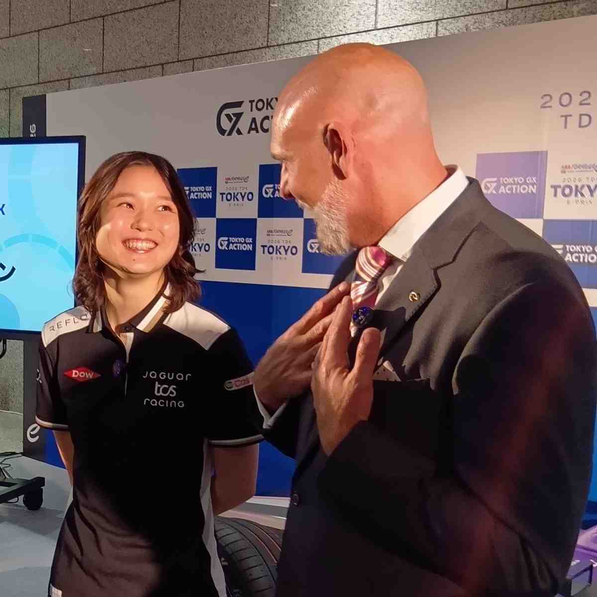 ドッズCEOと笑顔で話すJuju