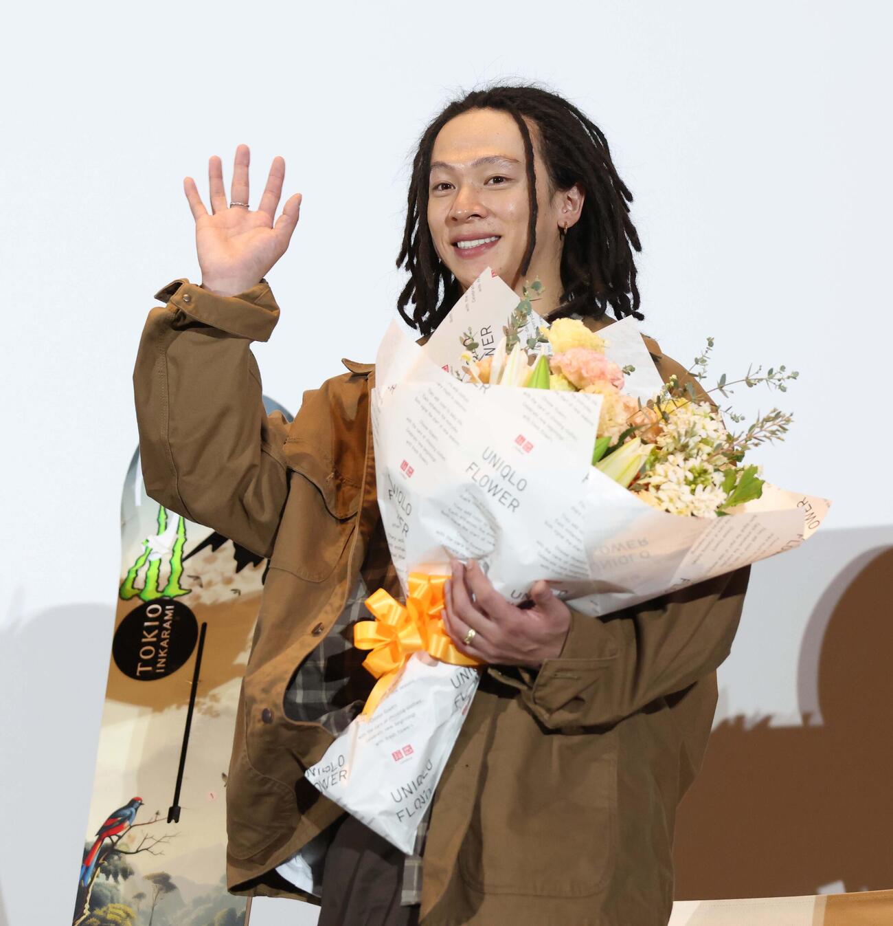 トークイベントで観客に手を振る平野歩夢（撮影・黒川智章）