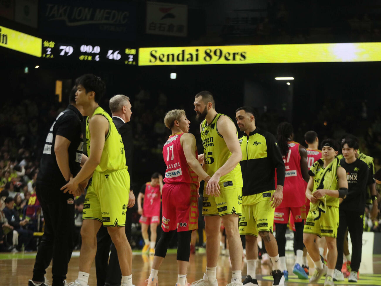 仙台対秋田　試合後にあいさつを交わす仙台と秋田の選手たち（撮影・高橋香奈）