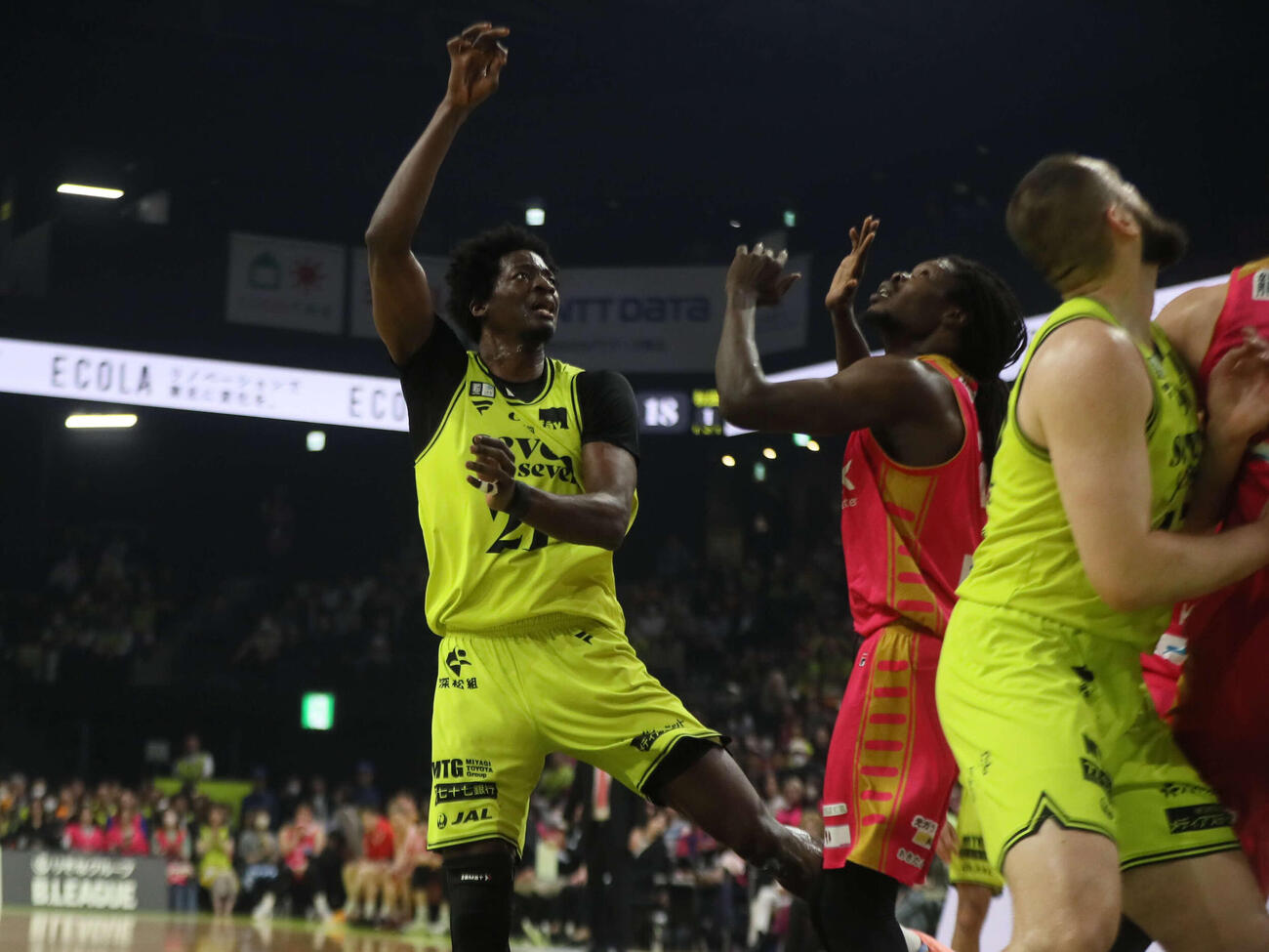 仙台対秋田　シュートを放った仙台トゥーレ（左）（撮影・高橋香奈）