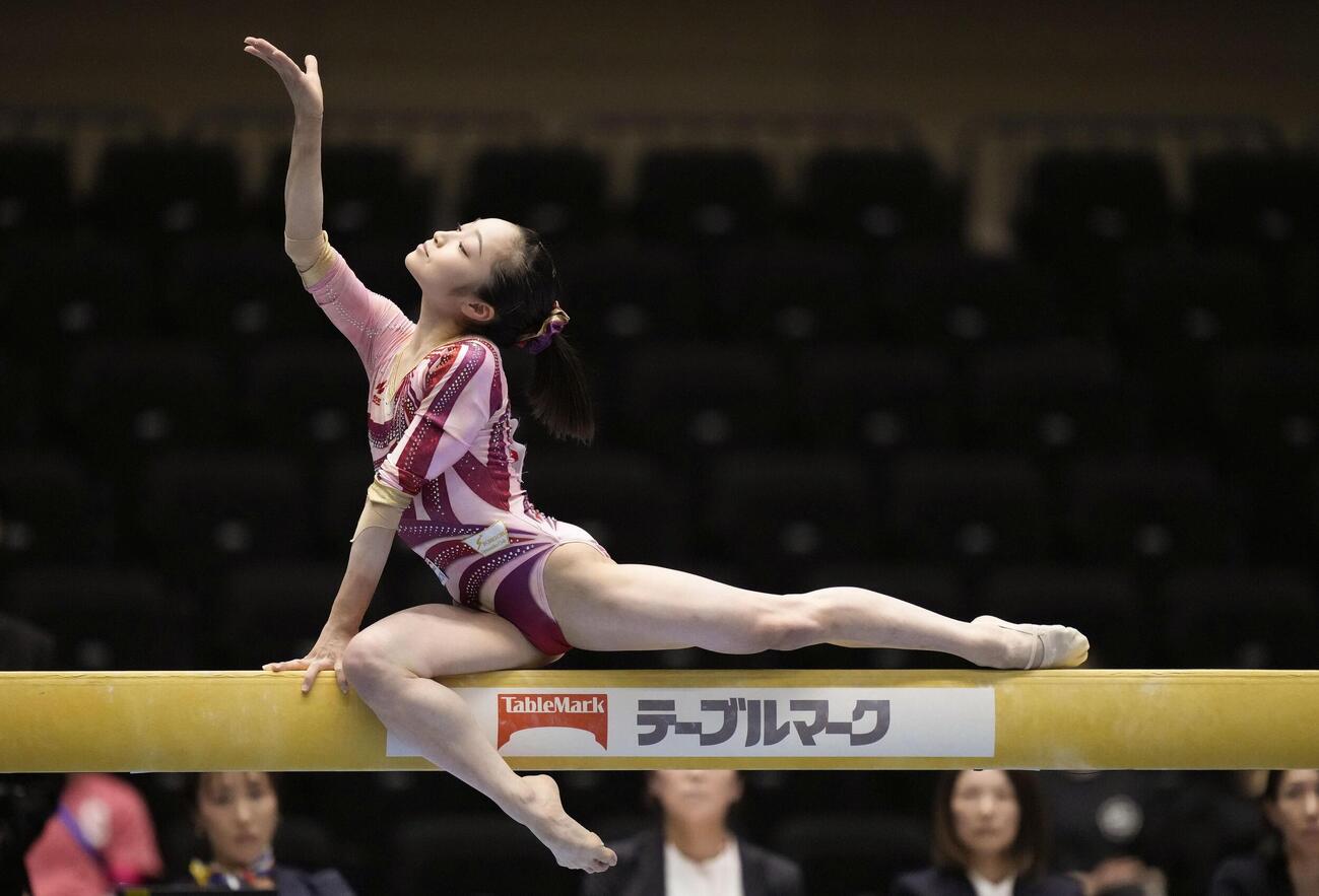 女子個人総合予選　岡村真の平均台（共同）