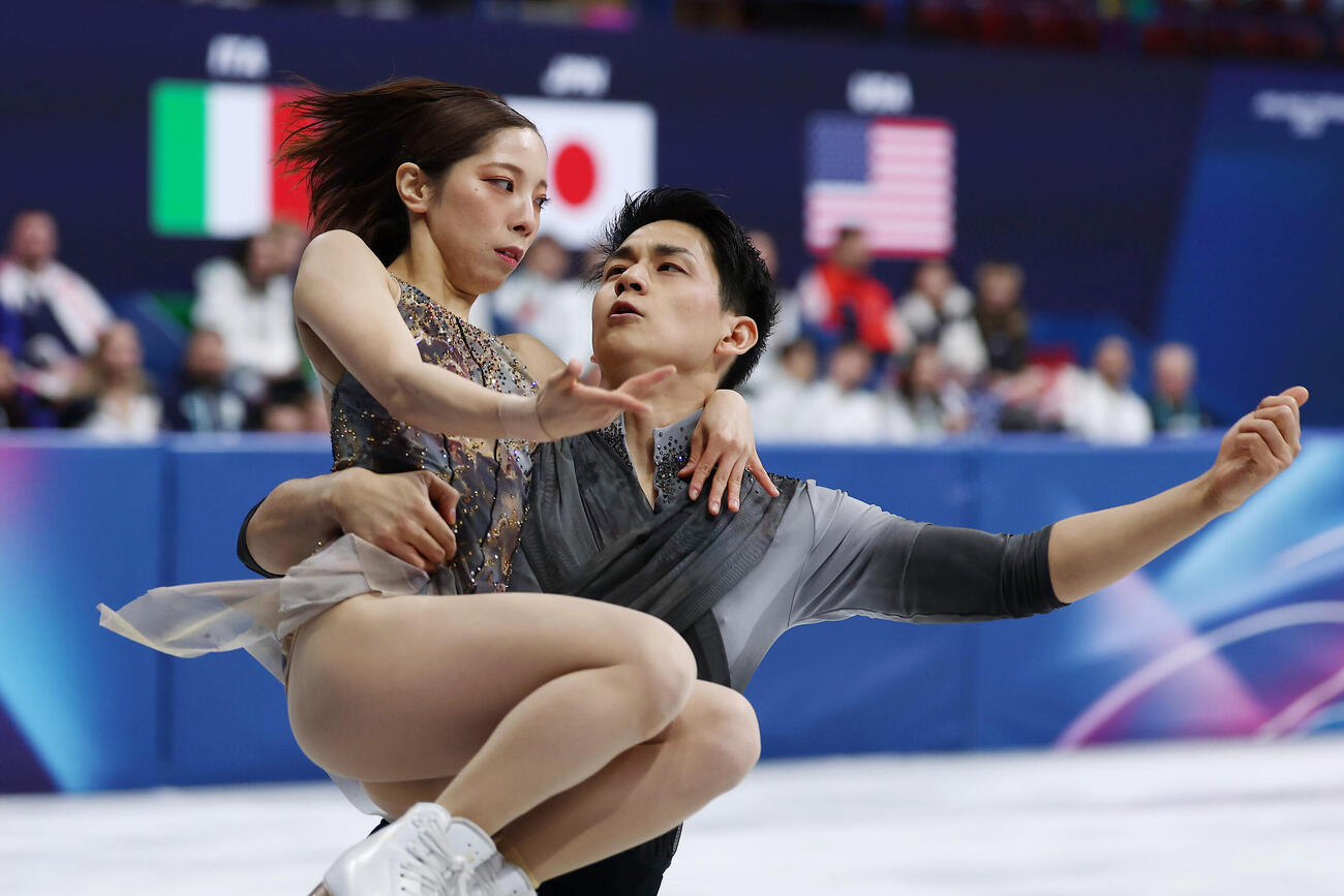 団体ペアフリーで演技する三浦（左）、木原組（2026年2月8日）