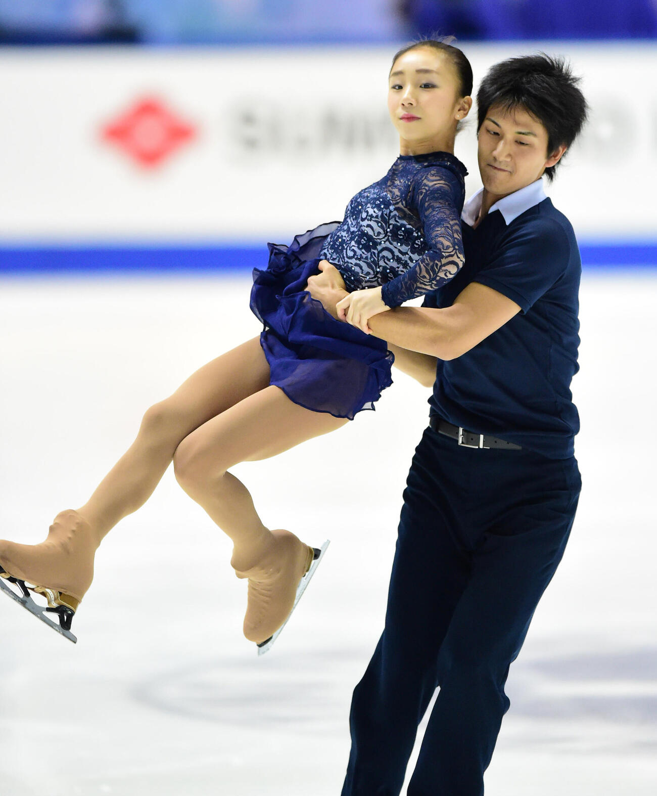 2014年11月29日、NHK杯ペアフリーで演技する高橋成美、木原龍一組