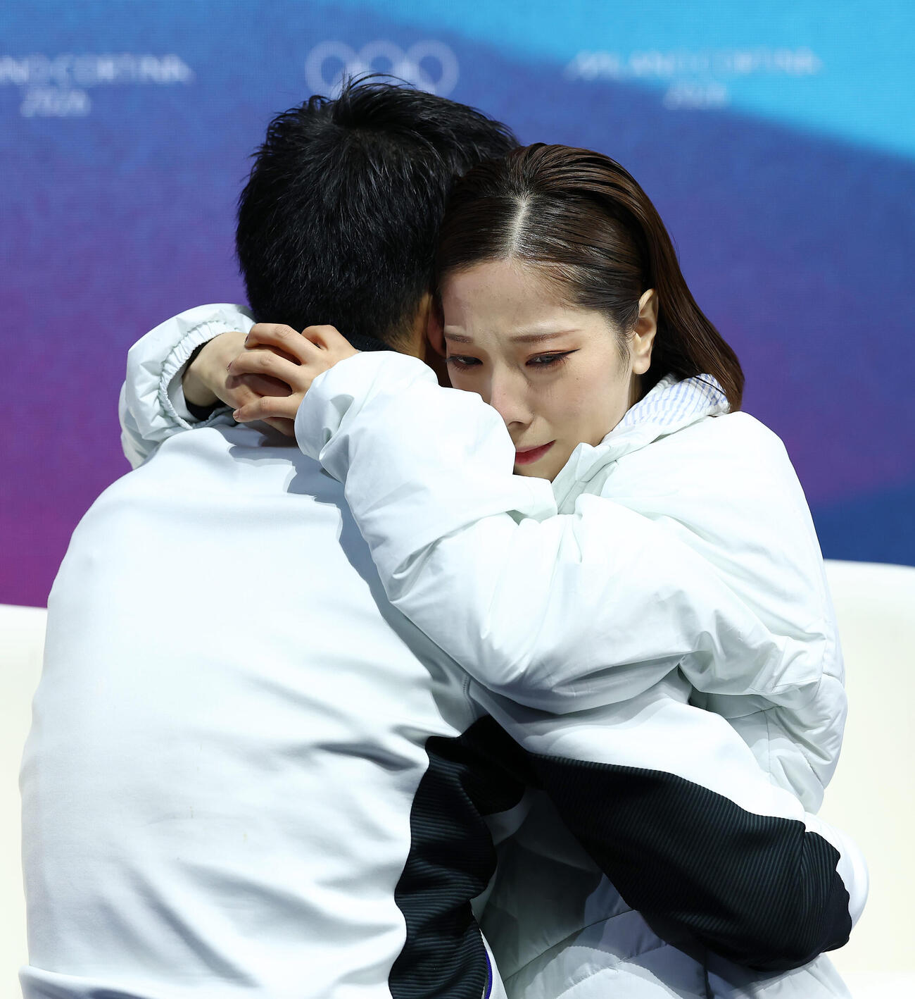 2026ミラノ・コルティナ冬季五輪　逆転で金メダルを獲得し、抱き合って喜ぶ三浦璃来、木原龍一組（2026年2月16日）