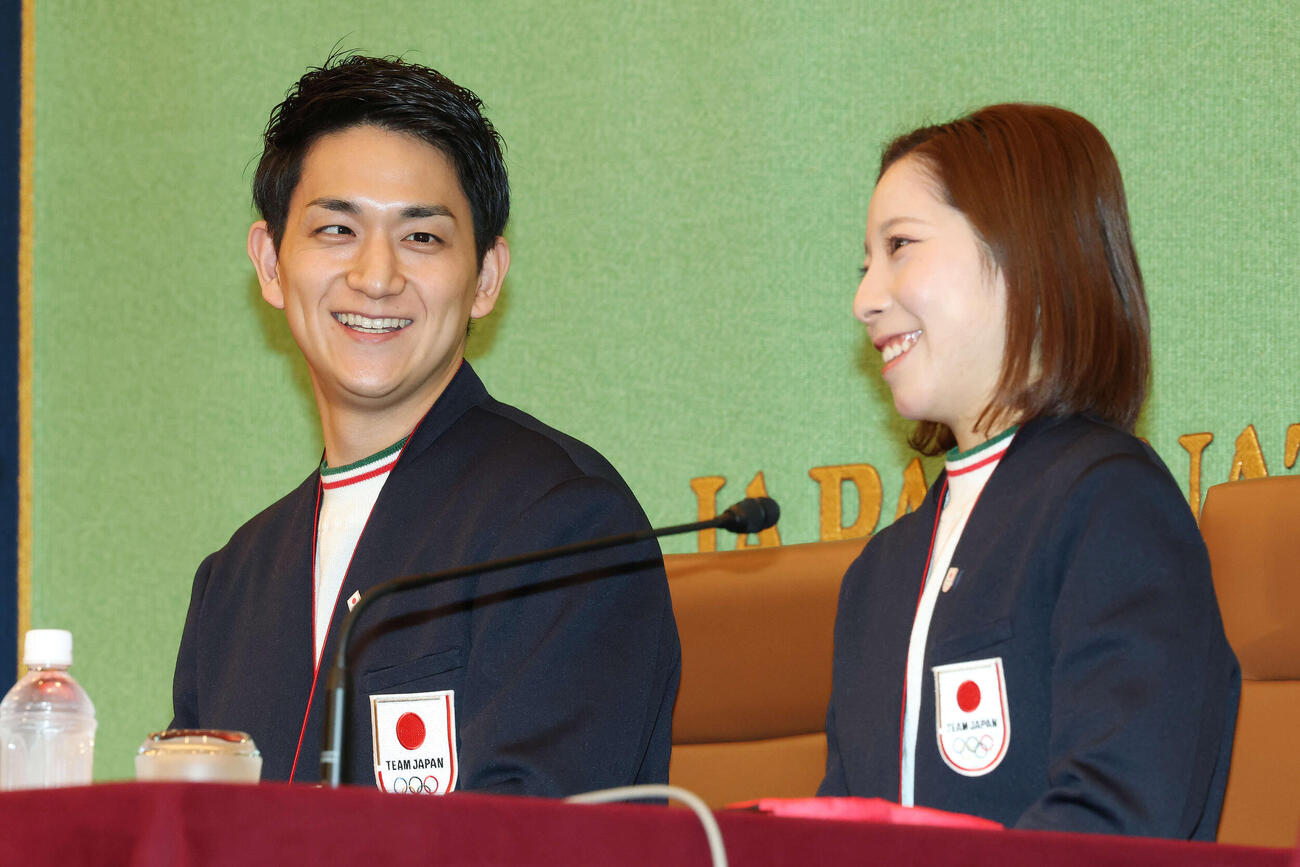 日本記者クラブでの会見で笑顔を見せるミラノ・コルティナ五輪フィギュアスケート・ペア金メダルの三浦（右）と木原（2026年2月25日）