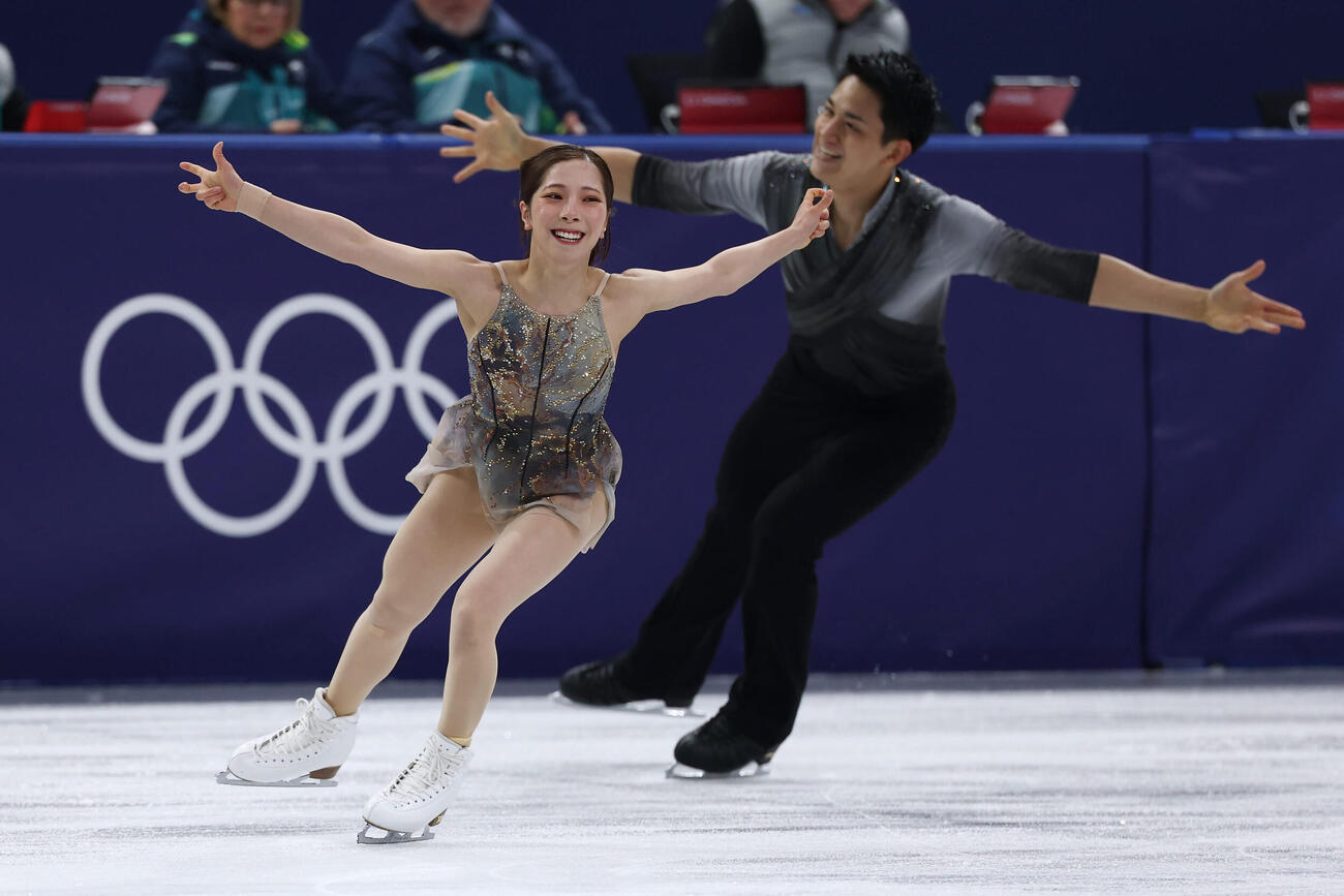 2026ミラノ・コルティナ冬季五輪　団体ペアフリーで演技する三浦（左）、木原組（26年2月撮影）