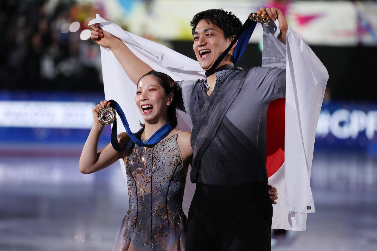 2026ミラノ・コルティナ冬季五輪　ペアで優勝し、メダルを手に笑顔を見せる三浦（左）、木原組（2025年12月5日）