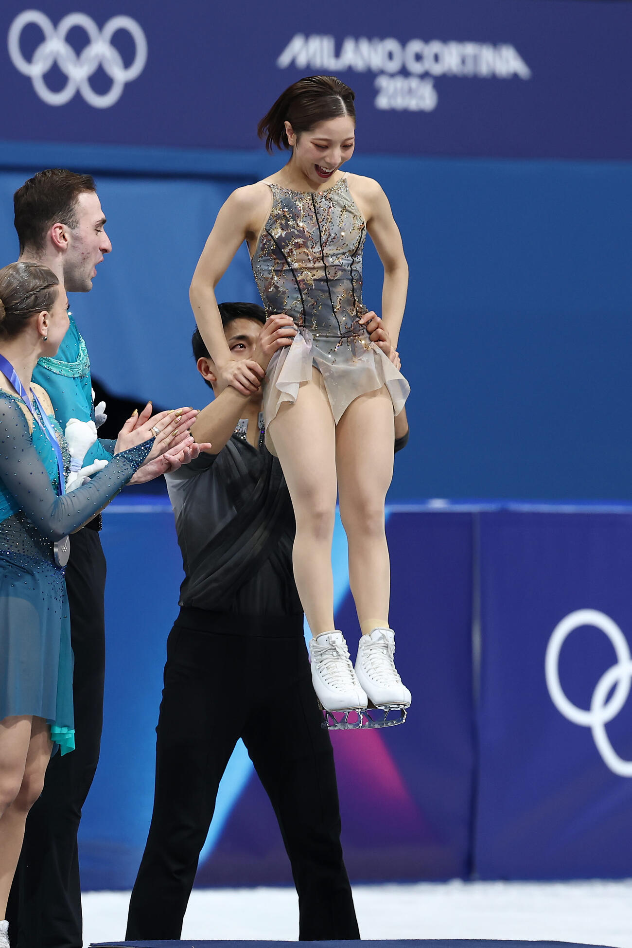 2026ミラノ・コルティナ冬季五輪　金メダルを獲得し、木原に抱き上げられて表彰台に上がる三浦（2026年2月撮影）