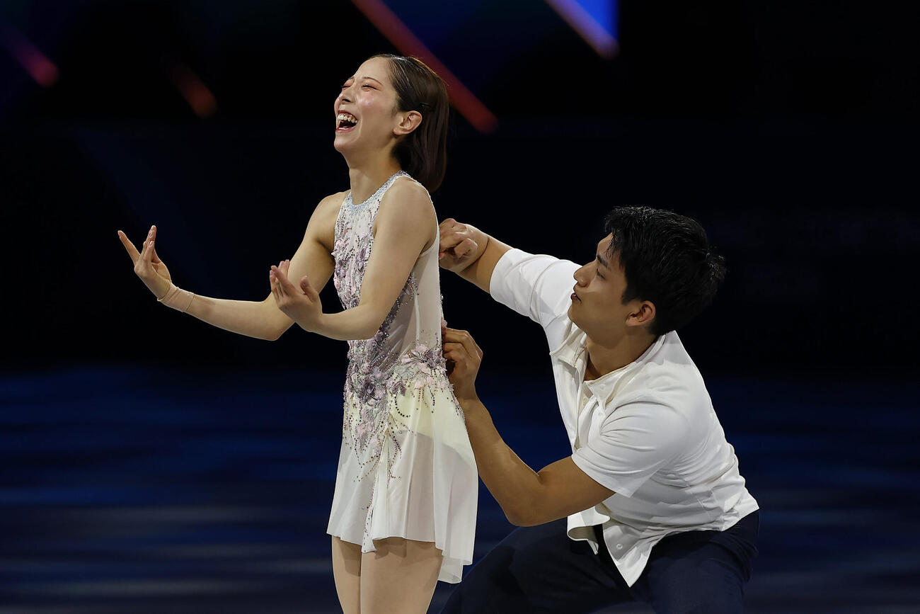 エキシビションで三浦（左）の衣装を直す木原（2026年2月撮影）