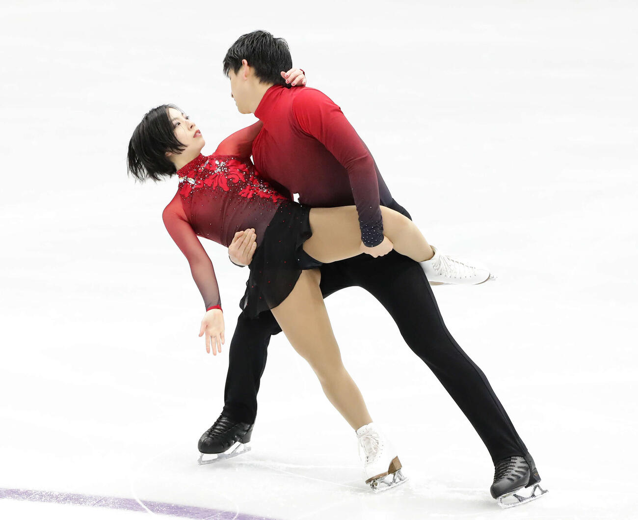 ペアSPの演技をする三浦璃来と木原龍一（2020年2月撮影）
