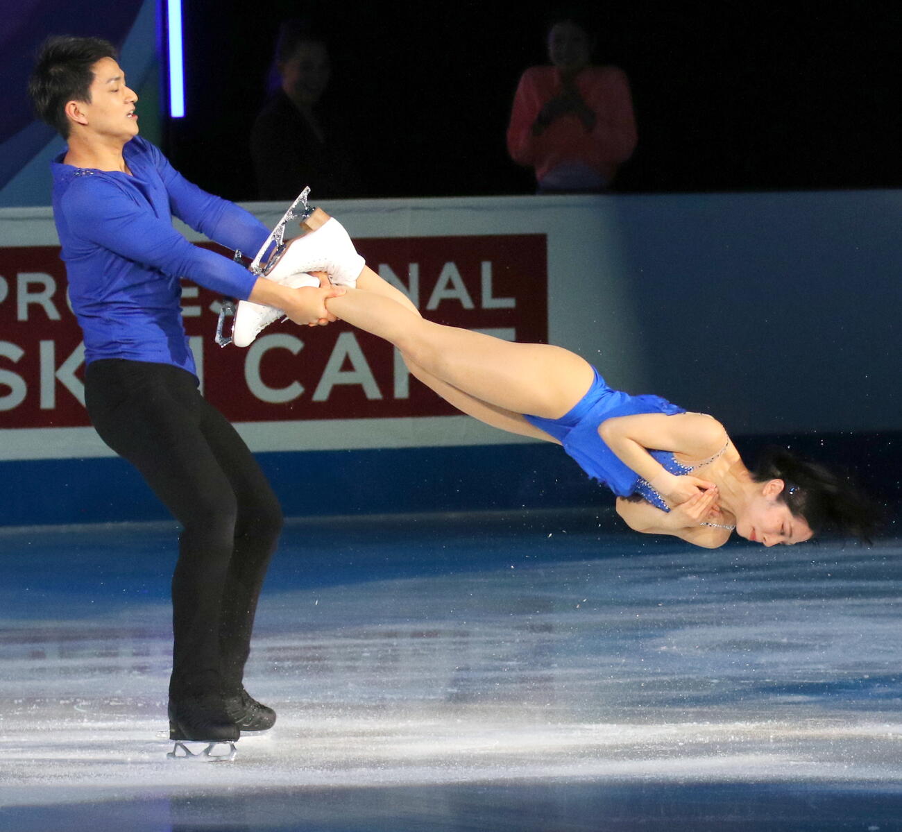 “ジャイアントスイング”で沸かせる三浦璃来（右）木原龍一組（2023年2月撮影）