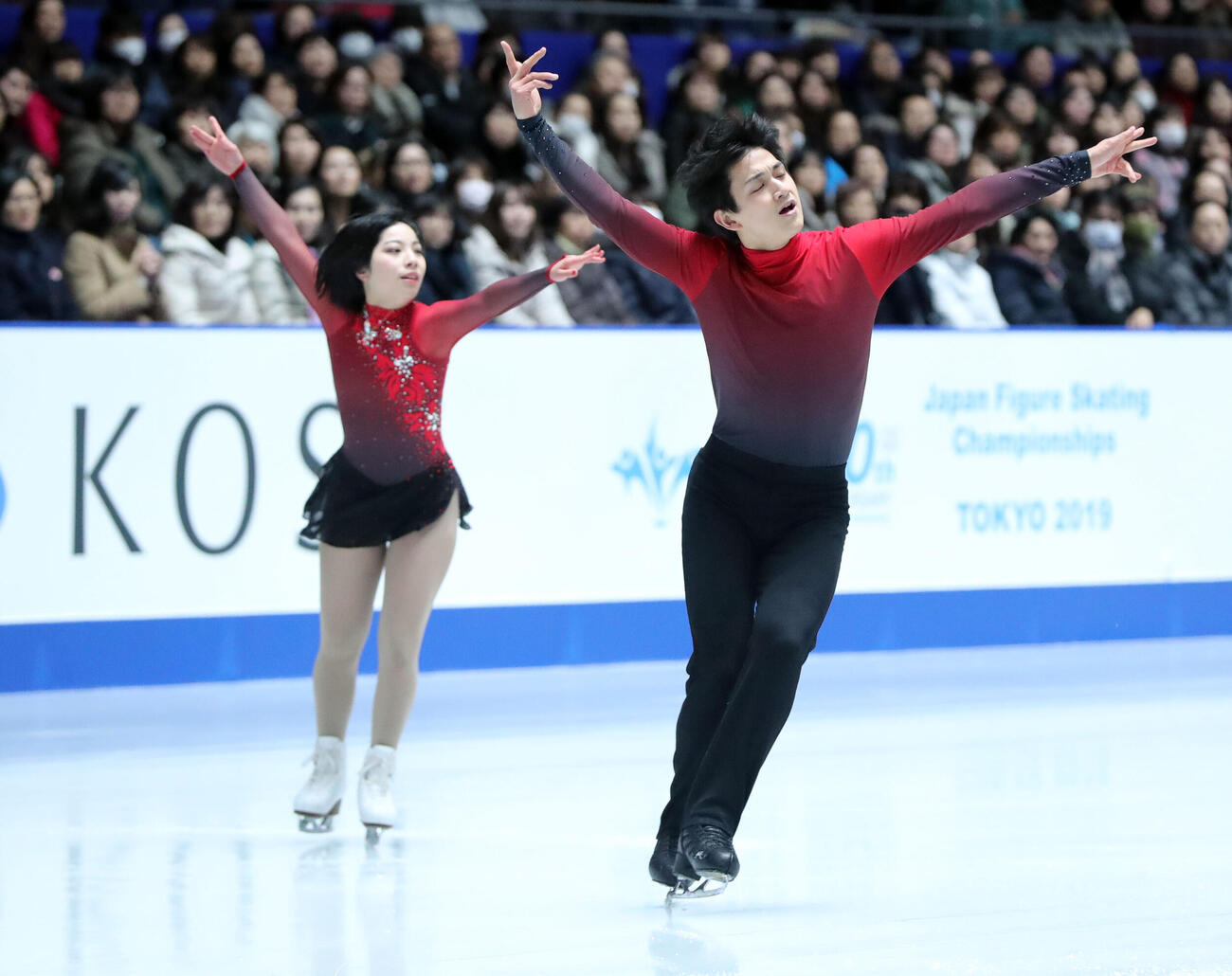 フィギュアスケート全日本選手権　第1日・ペアショートプログラム（SP）　演技する三浦璃来（左）と木原龍一＝2019年12月