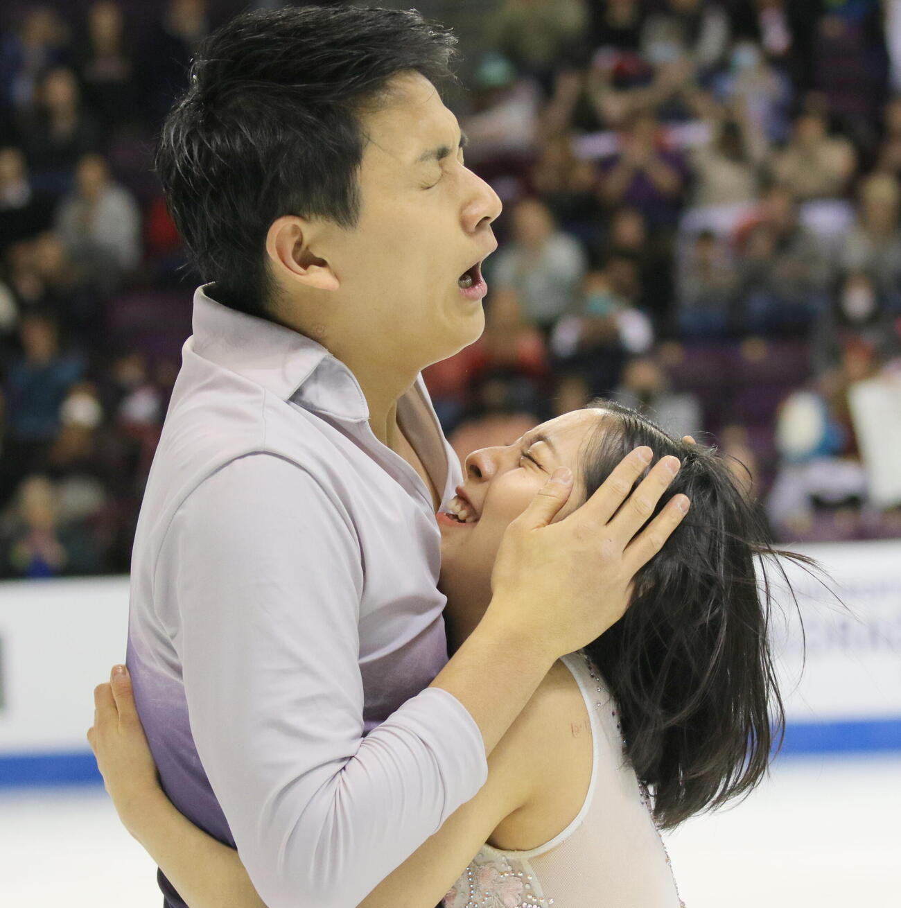 フィギュアスケート4大陸選手権　ペアで初優勝し感情をあらわに抱き合う「りくりゅう」こと三浦（右）木原組（2023年2月11日）