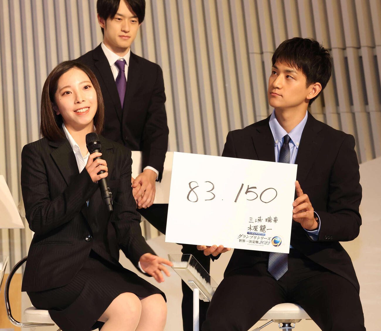 今季のテーマを披露する三浦（左）、木原組（2023年10月）