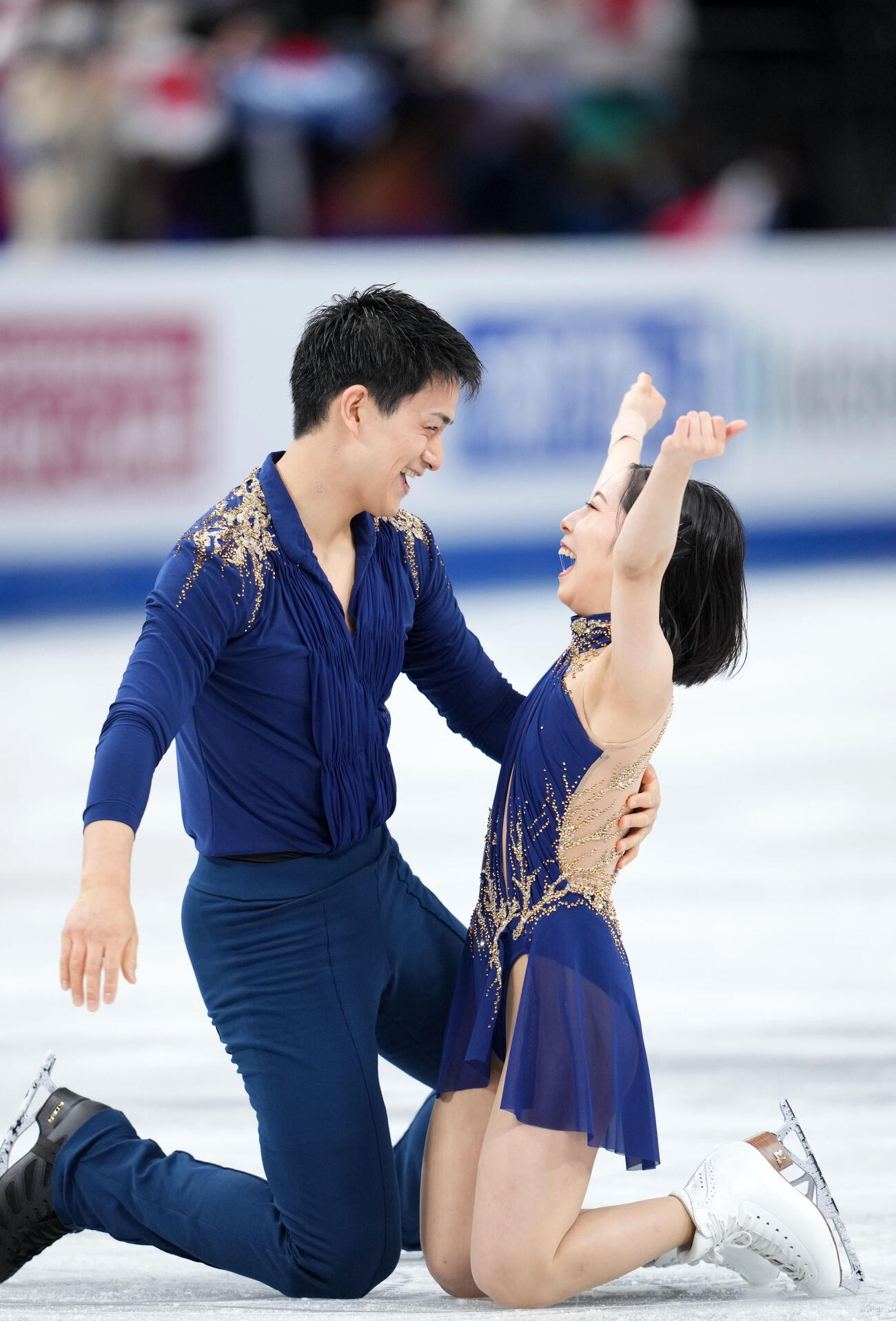 フィギュアスケート世界選手権2023　ペアSPの演技を終え笑顔で抱き合う「りくりゅう」、三浦（右）木原組（2023年3月22日）