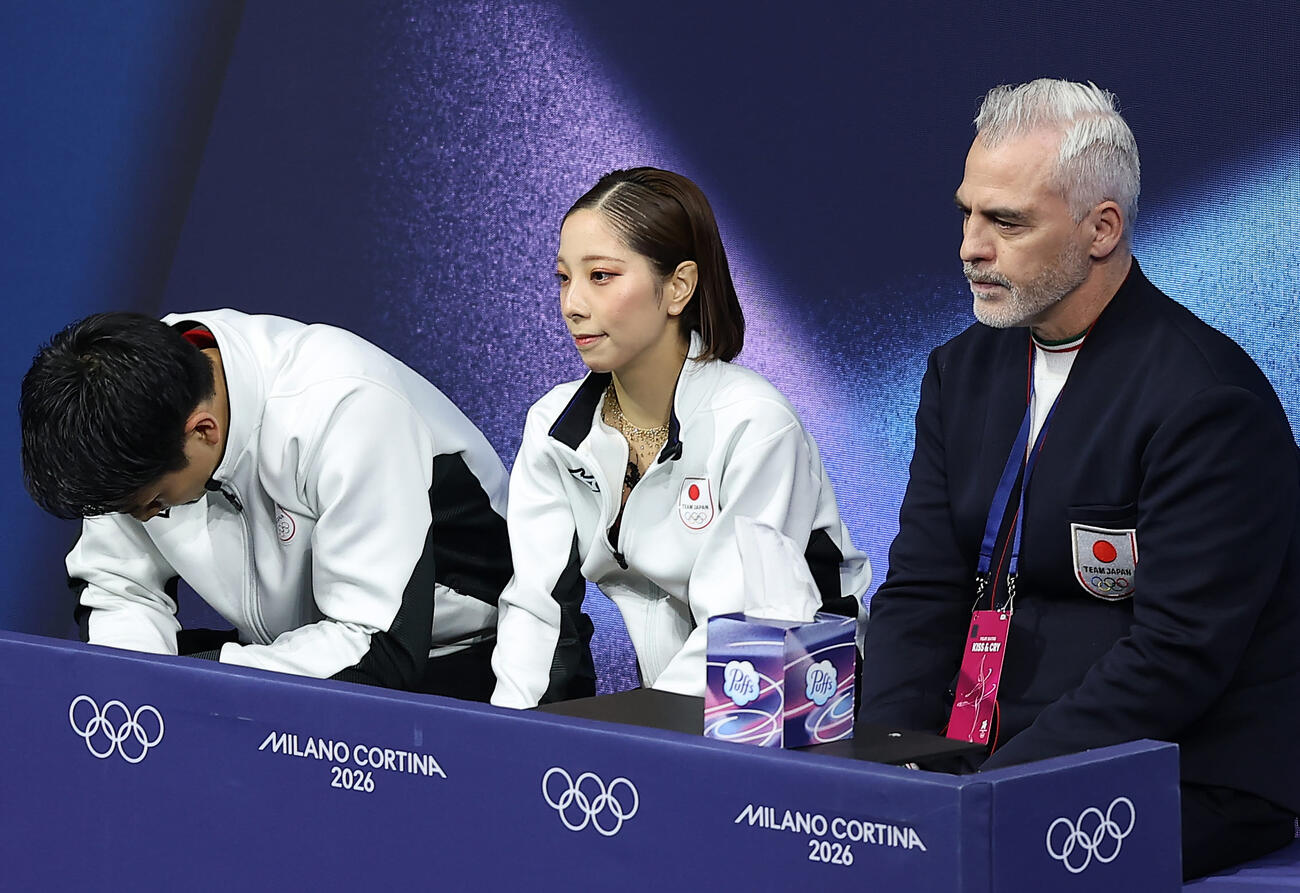 ペアSPの演技を終え、得点を待つ三浦（中央）、木原組。右はブルーノ・マルコット・コーチ（撮影・前田充）