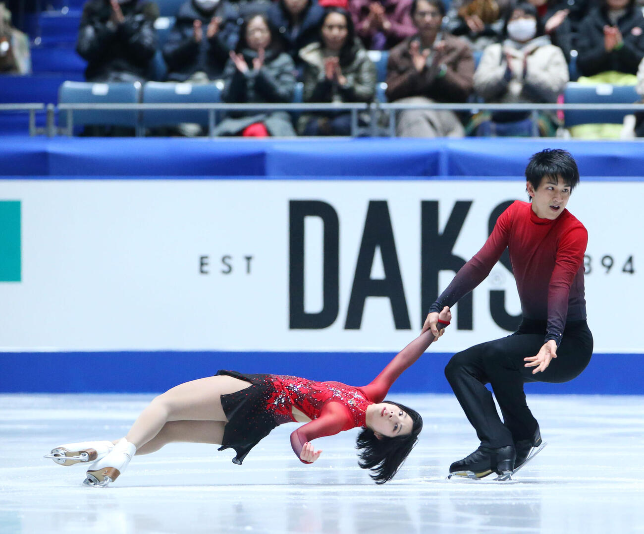 フィギュアスケート全日本選手権　第1日・ペアショートプログラム（SP）　演技する三浦璃来（左）と木原龍一＝2019年12月