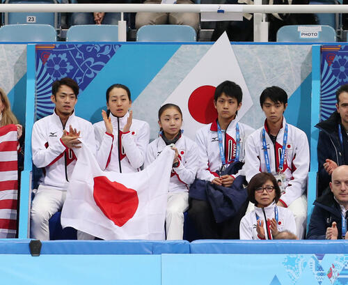 ソチ五輪フィギュア団体戦　日の丸を手に出場する日本選手を応援する、左から高橋、浅田、ペアの高橋と木原、羽生（2014年2月9日）