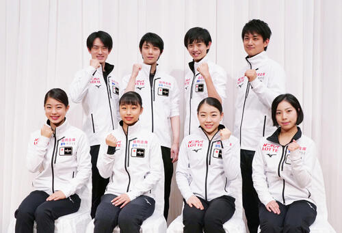 NHK杯前日記者会見を終えて撮影に応じる、前列左から横井、山下、紀平、三浦、後列左から山本、羽生、島田、木原（2019年11月）