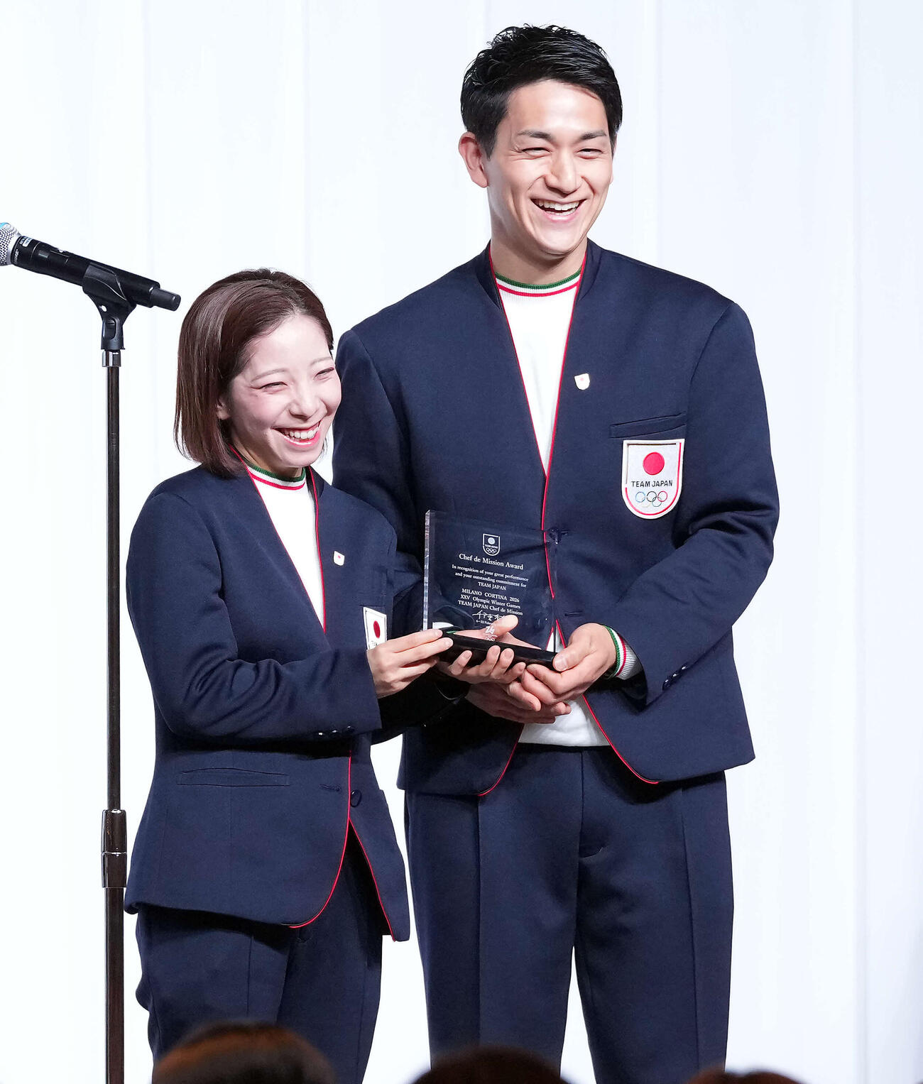 団長賞を受賞したフィギュアの三浦（左）と木原（2026年2月26日）