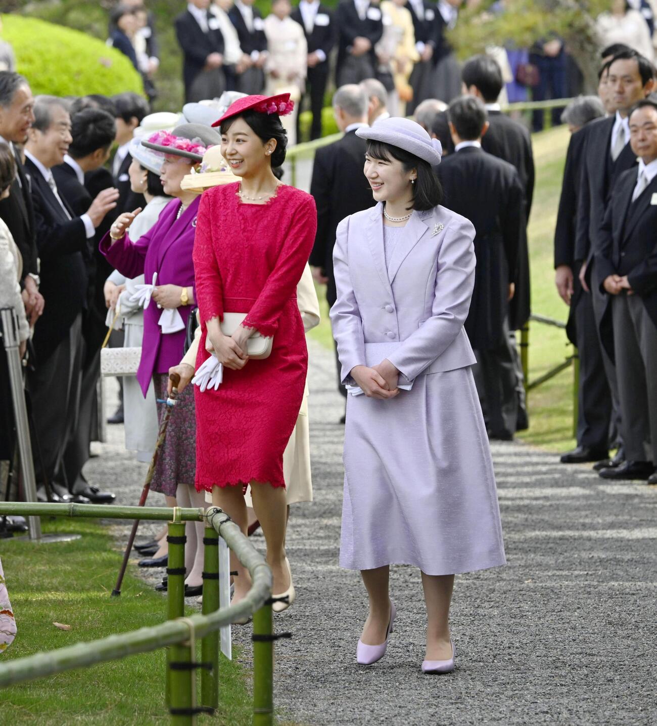 春の園遊会に出席された愛子さまと佳子さま(共同)