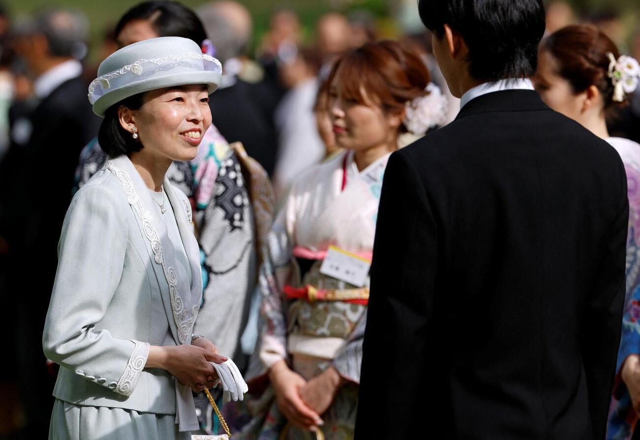 園遊会にご出席された彬子さま（ロイター）
