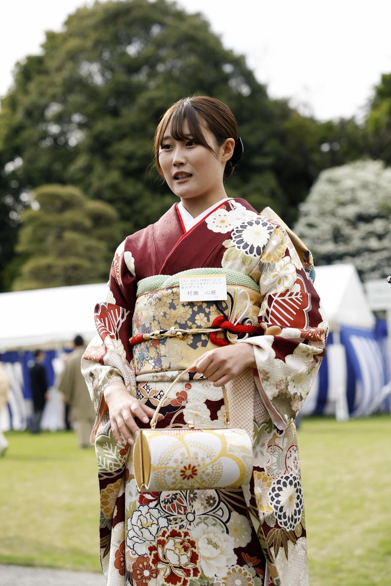 春の園遊会に招かれ、取材に応じる、五輪スノーボードで金メダルの村瀬心椛選手＝17日午後、東京・元赤坂の赤坂御苑(共同)