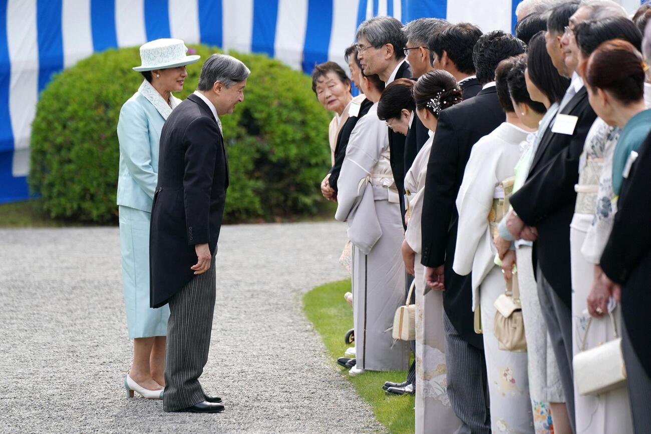 園遊会で、招待客とご歓談なさる天皇皇后両陛下（ロイター）