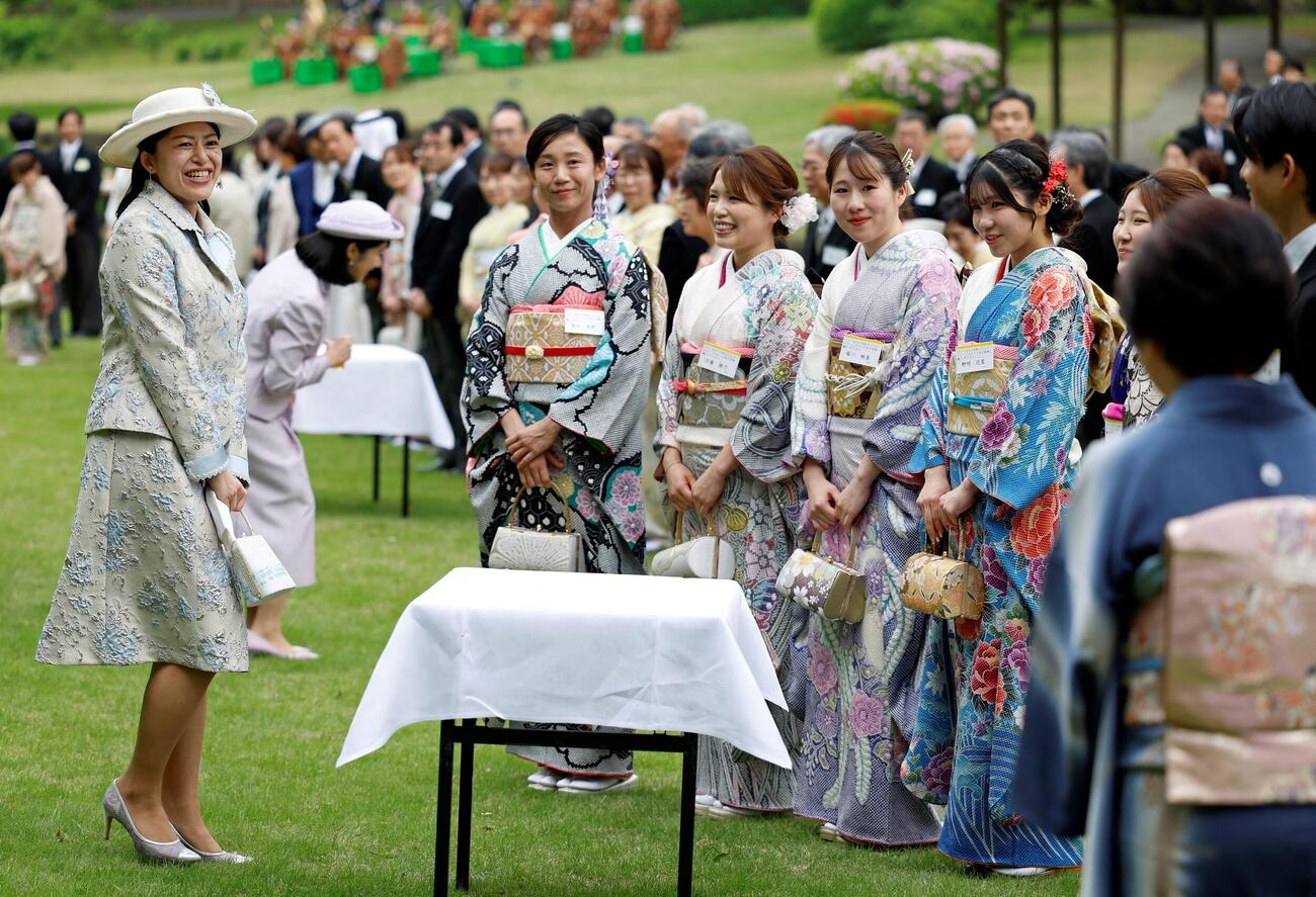 園遊会で高木美帆さんらと談笑される承子さま（ロイター）