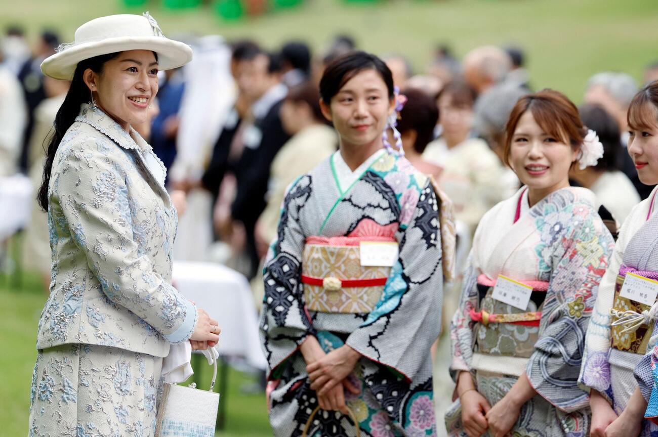 園遊会で高木美帆さんらと談笑される承子さま（ロイター）