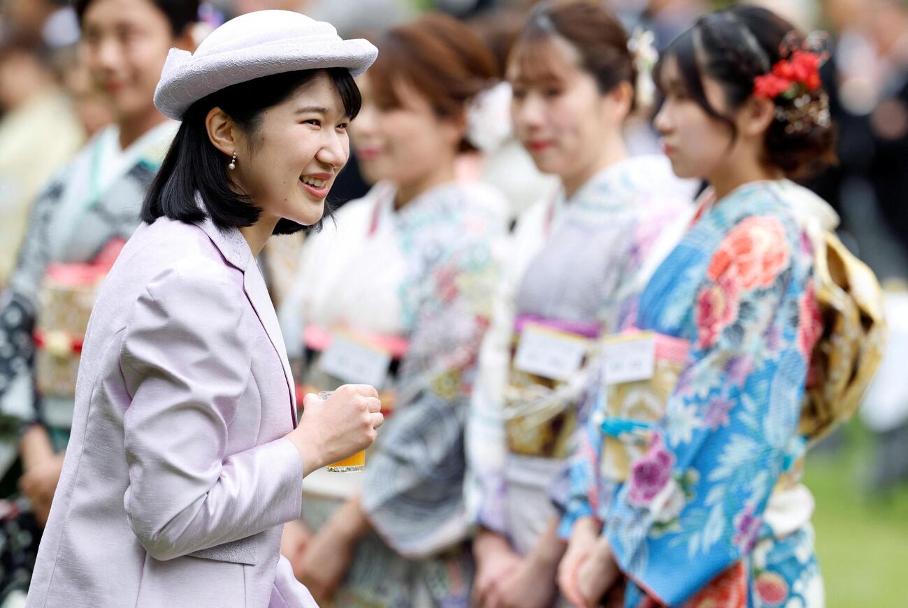 園遊会に薄紫色の衣装でご出席なさった愛子さま。後方は高木美帆さんら（ロイター）