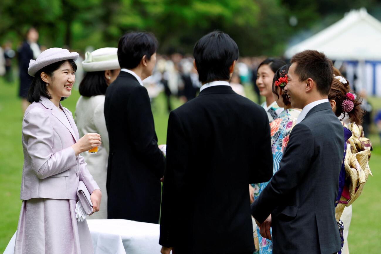 園遊会に薄紫色の衣装でご出席なさった愛子さま（ロイター）