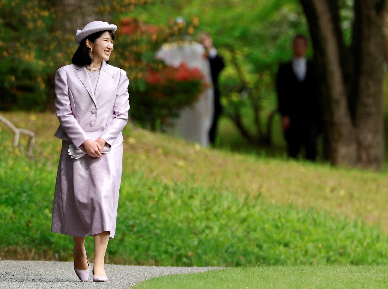 薄紫の衣装で園遊会にご出席なさった愛子さま（ロイター）