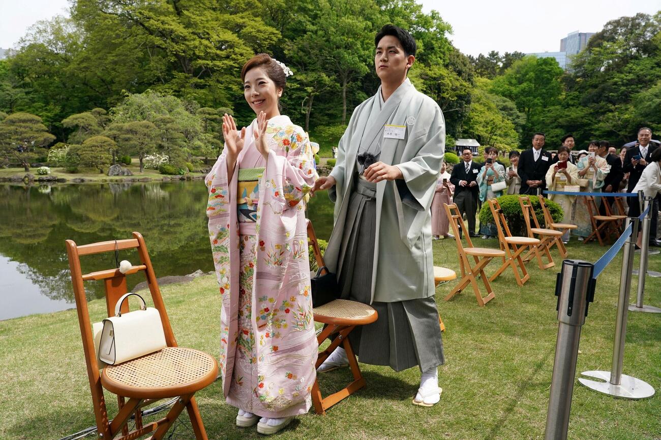 園遊会に出席したりくりゅうペアの三浦璃来と木原龍一（ロイター）