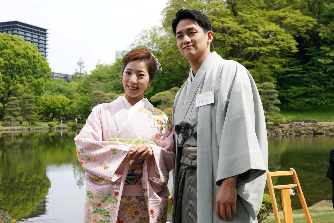 園遊会に出席したりくりゅうペアの三浦璃来と木原龍一（ロイター）