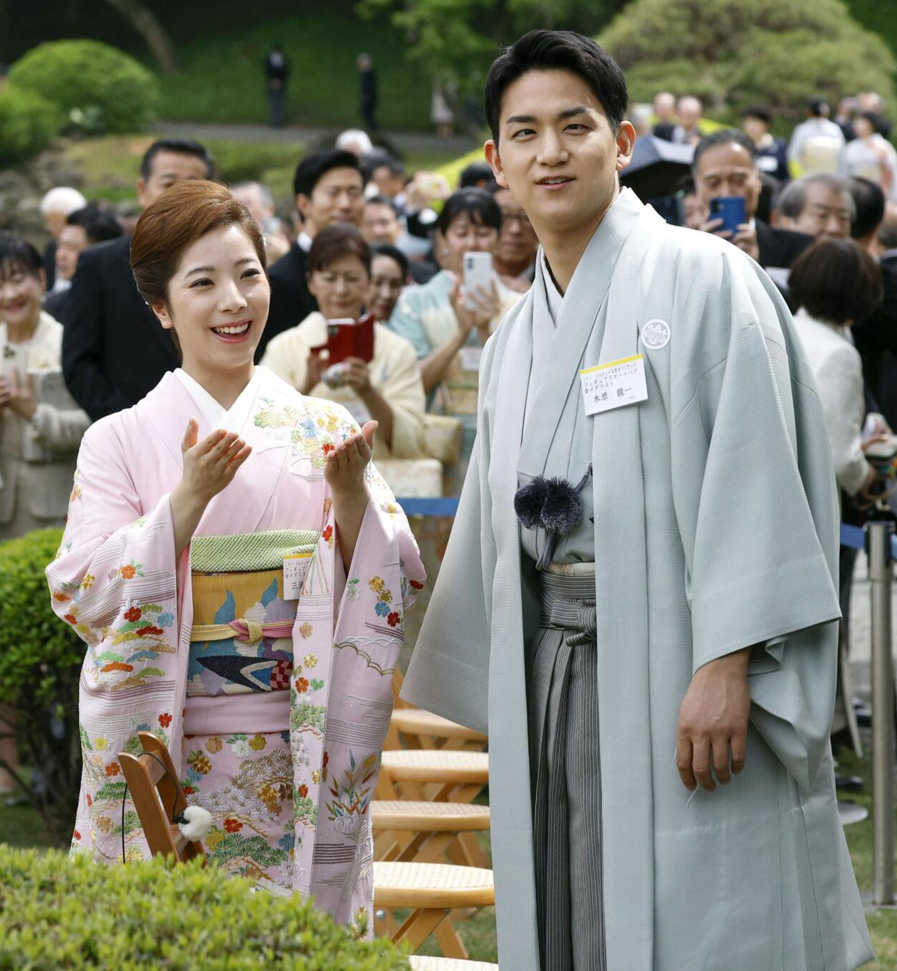 春の園遊会に臨む、三浦璃来（手前左）と木原龍一（共同）