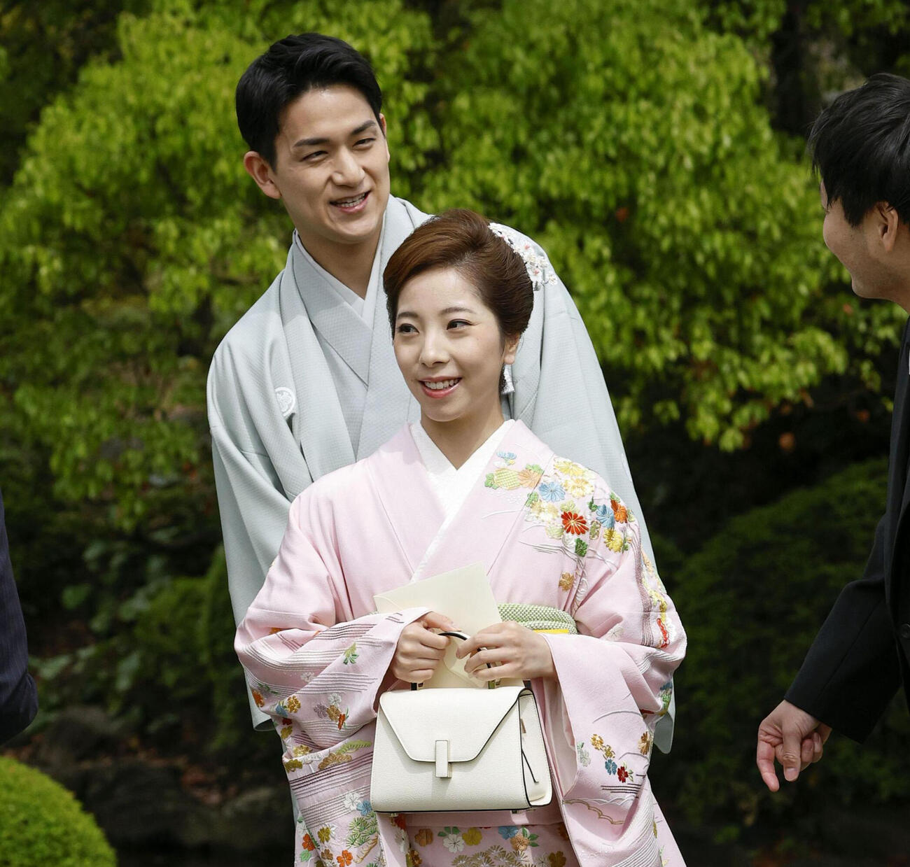 春の園遊会に臨む、ミラノ・コルティナ冬季五輪フィギュアスケートペアの三浦璃来（手前）と木原龍一＝17日午後、東京・元赤坂（共同）