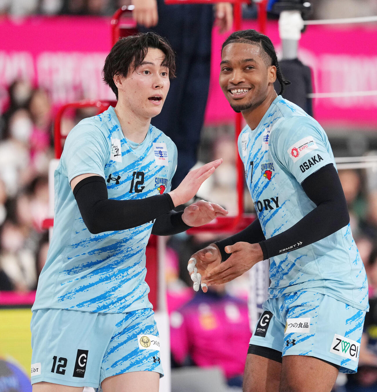 高橋藍（左）とタッチを交わすアライン・デアルマス（2025年3月撮影）
