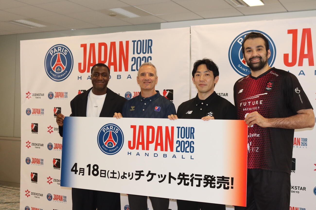 ハンドボールのパリ・サンジェルマンジャパンツアー会見に出席した（左）からアンバサダーのアバロ氏、ジェローナ日本代表監督、ジークスター東京の佐藤監督、玉川主将（撮影・保坂果那）