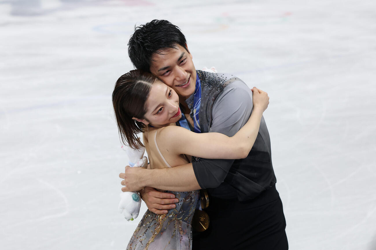 2026ミラノ・コルティナ冬季五輪で金メダルを獲得し笑顔で抱き合う三浦（左）、木原組（2026年2月撮影）