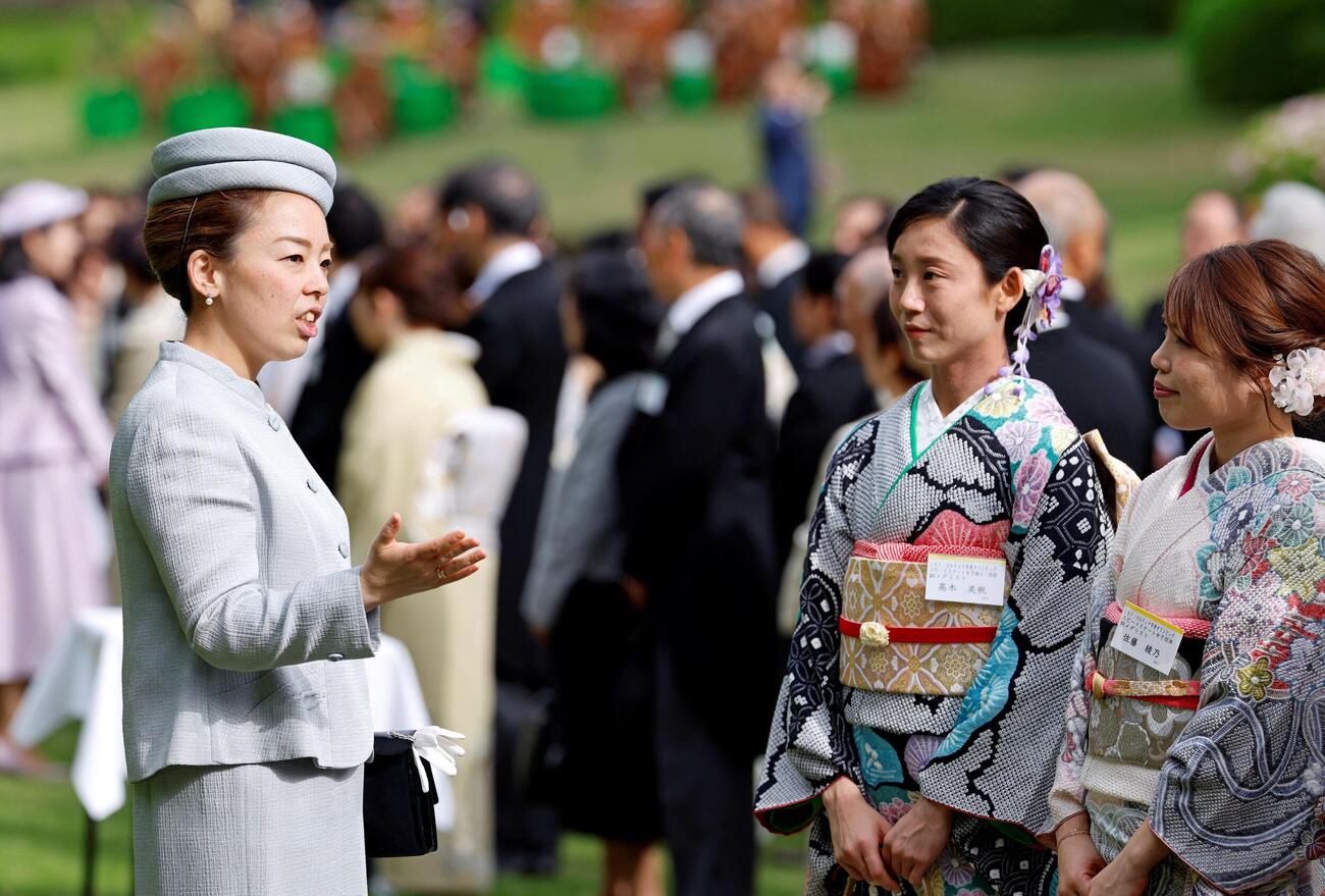 園遊会で高木美帆さんらと談笑される瑶子さま（ロイター）