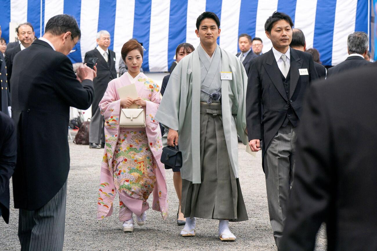 園遊会に出席したりくりゅうペアの三浦璃来と木原龍一（ロイター）